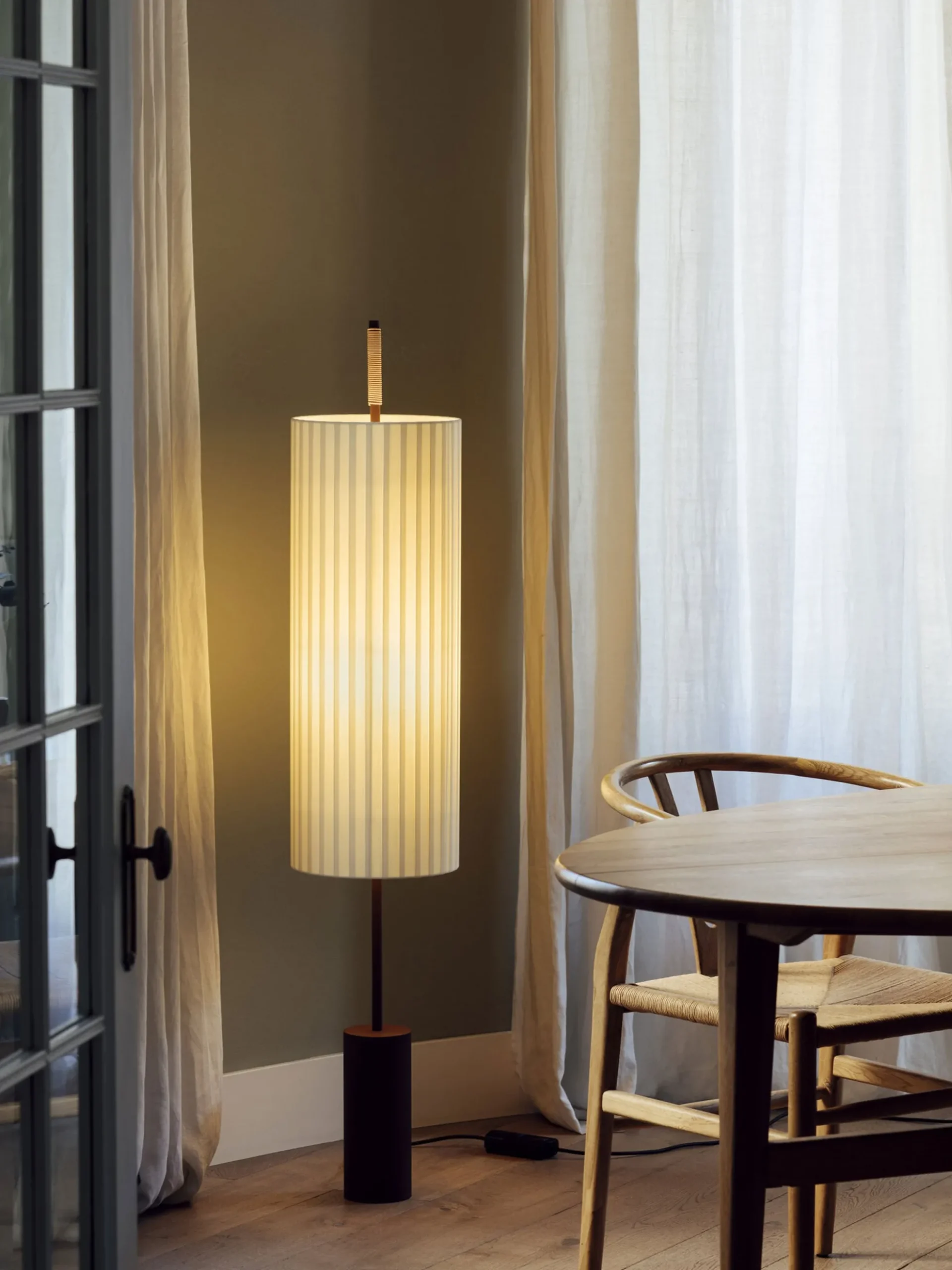 Dórica Floor Lamp