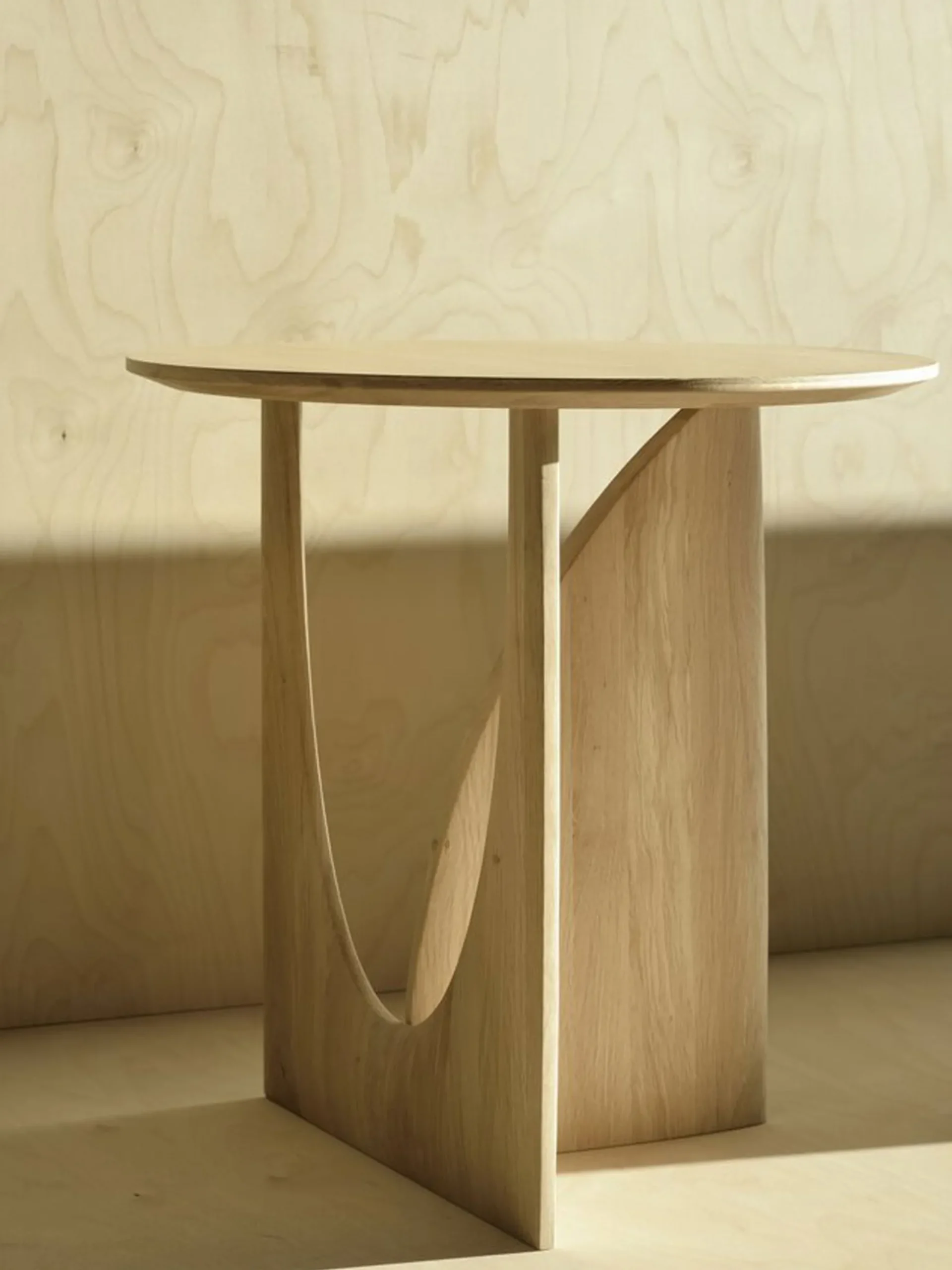 Geometric side table - varnished oak - round
