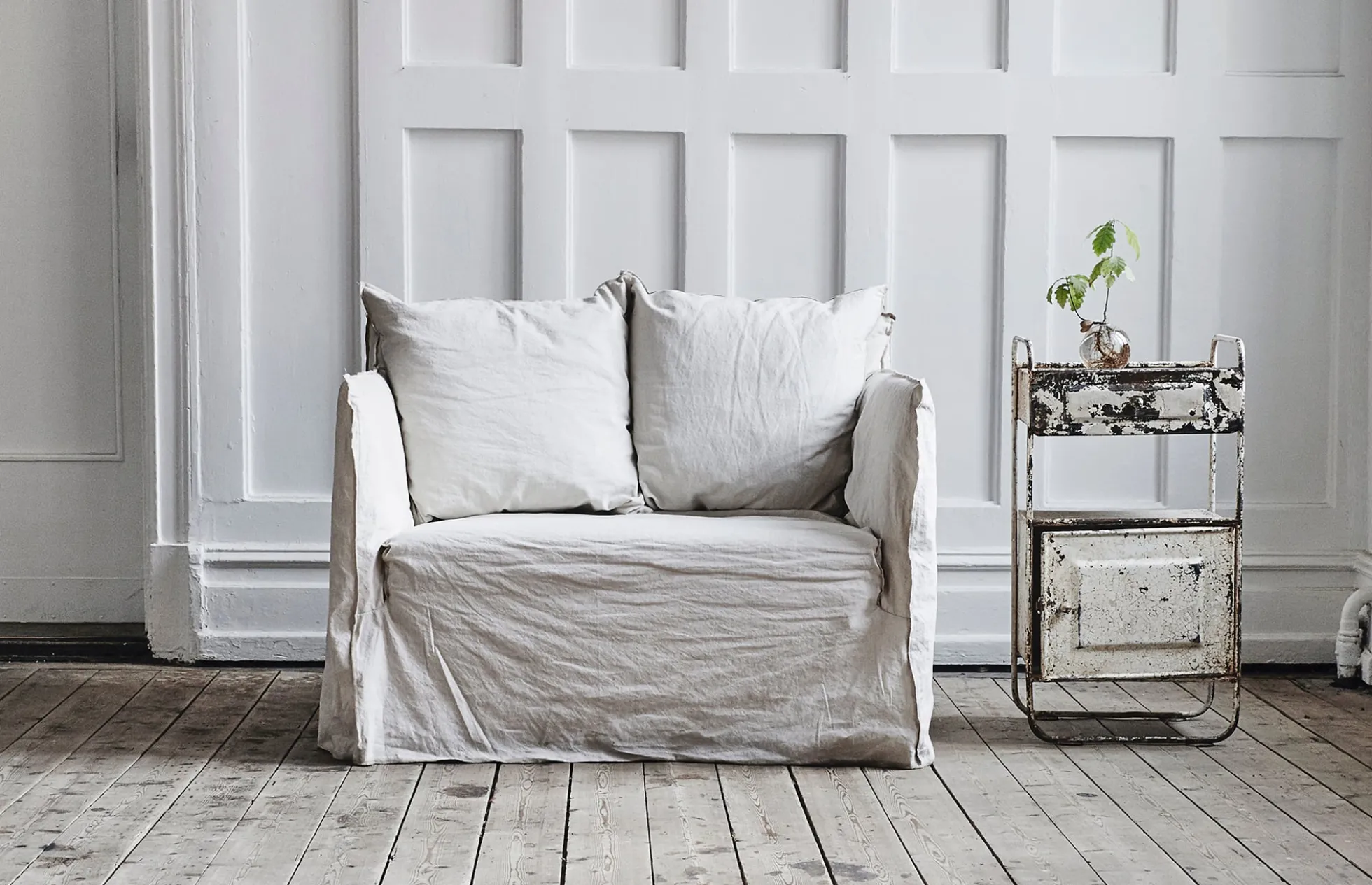Ghost 09 Loveseat