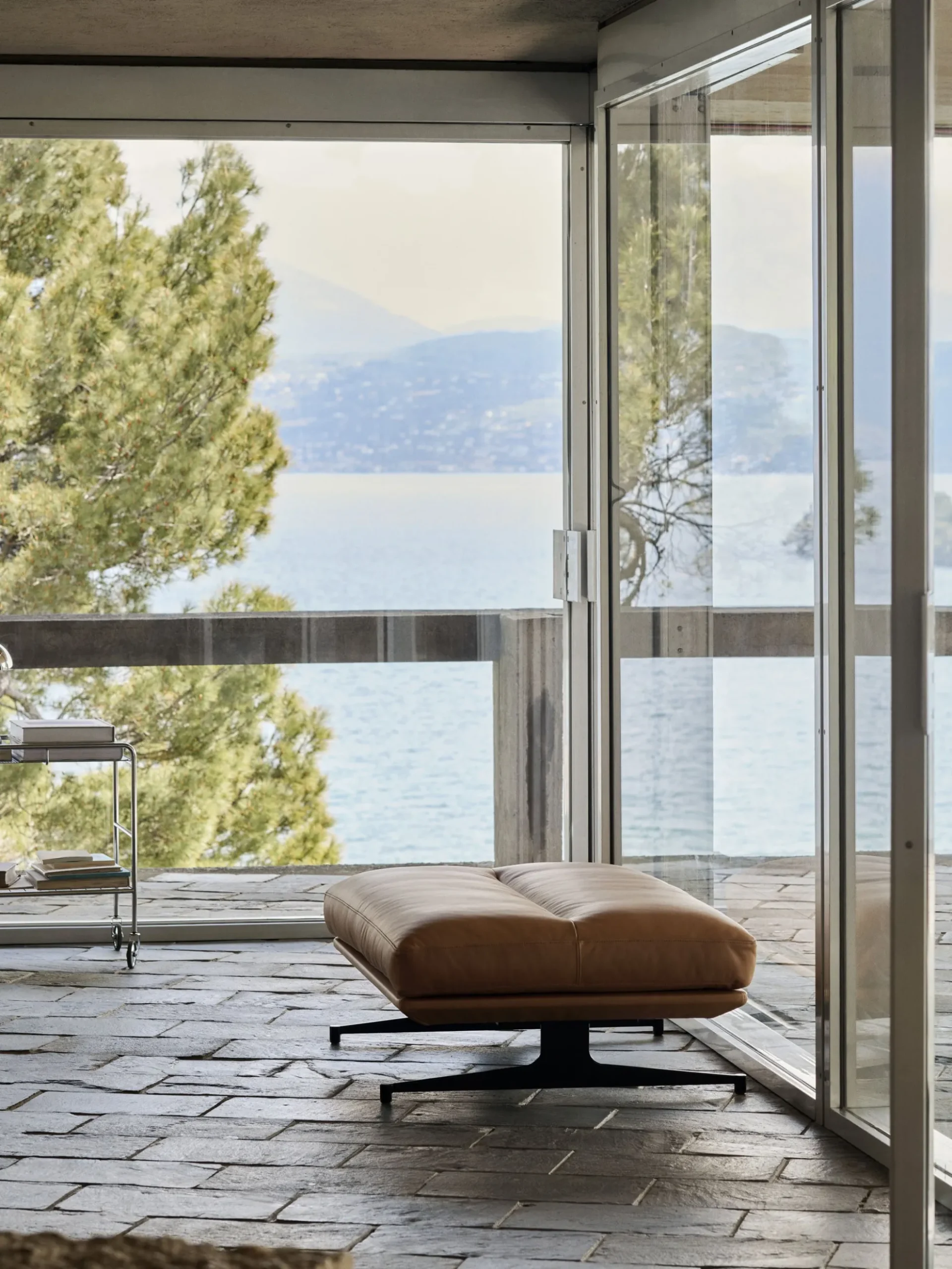 Inland AV32 Pouf