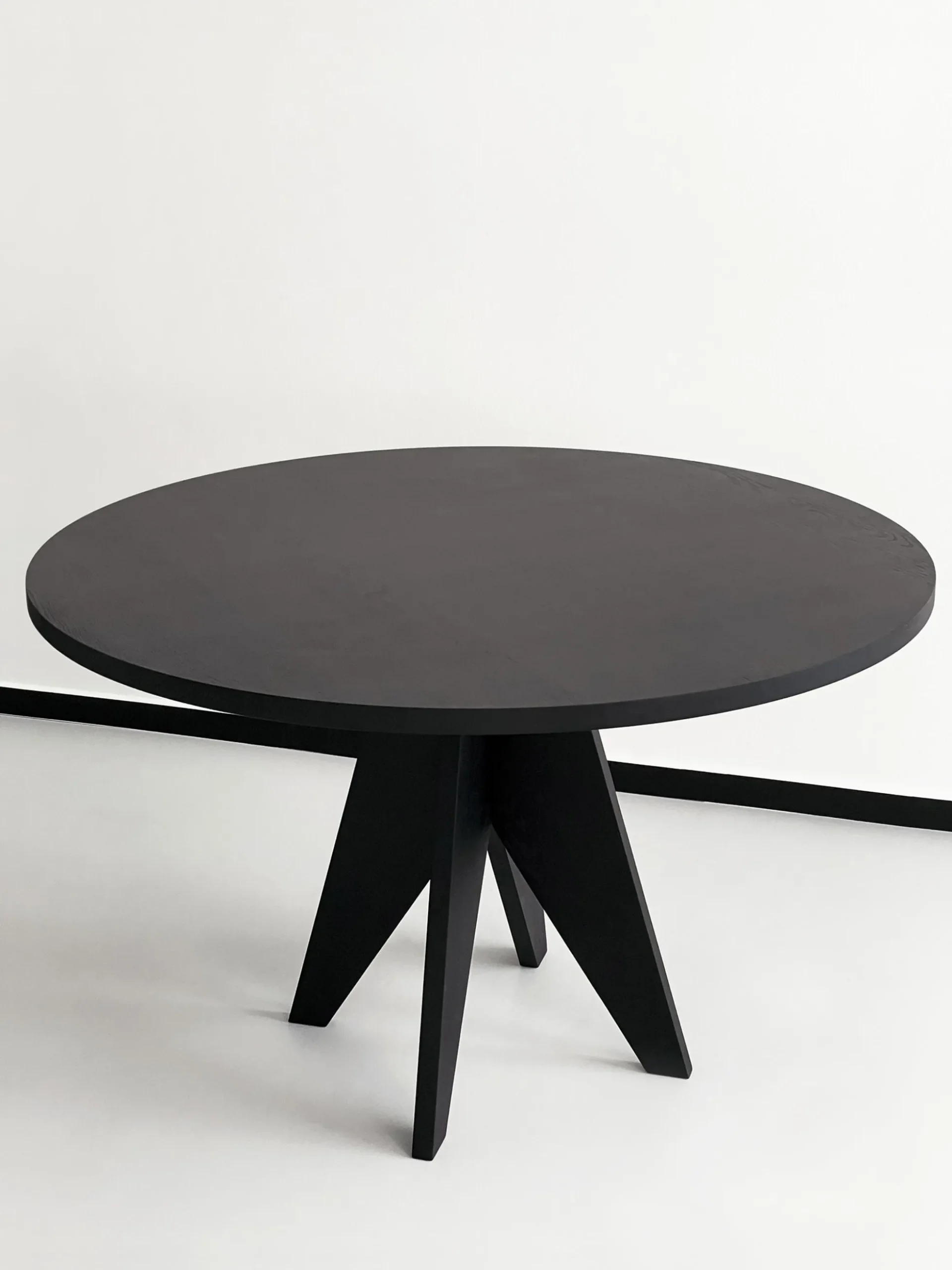 Pose Round Dining Table