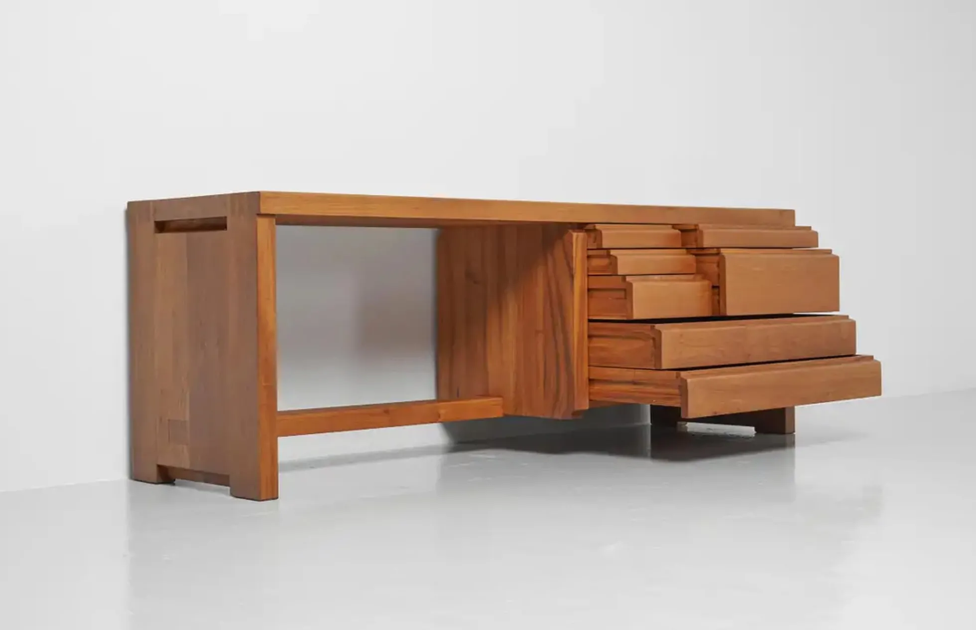 R05 Desk